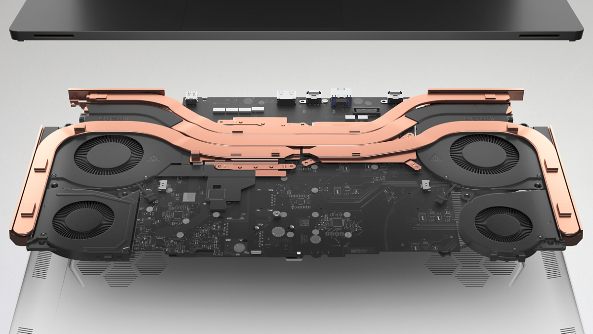 Image des ventilateurs évacuants et du ventilateur à deux prises opposées à l’intérieur de l’ordinateur portable de gaming Alienware x17 R2.