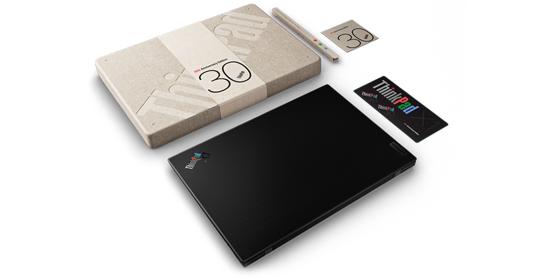 Portable Lenovo ThinkPad X1 Carbon Édition 30e anniversaire avec logo spécial sur le capot supérieur, emballage 100 % compostable et accessoires supplémentaires. 
