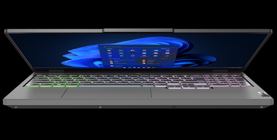 Legion 5 Gen 7 (15 '' Intel) en Storm Grey, face avant droite, capot semi-fermé affichant Windows 11 