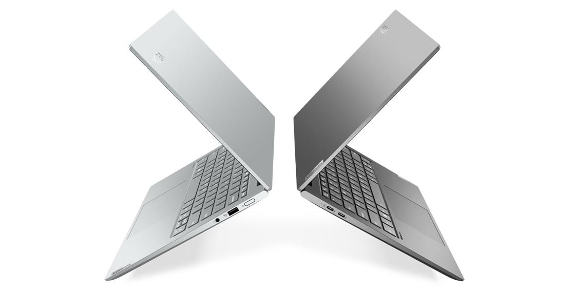 Deux ordinateurs portables Lenovo Yoga Slim 7i Pro Gen 7, légèrement ouverts, orientés vers la droite et vers la gauche