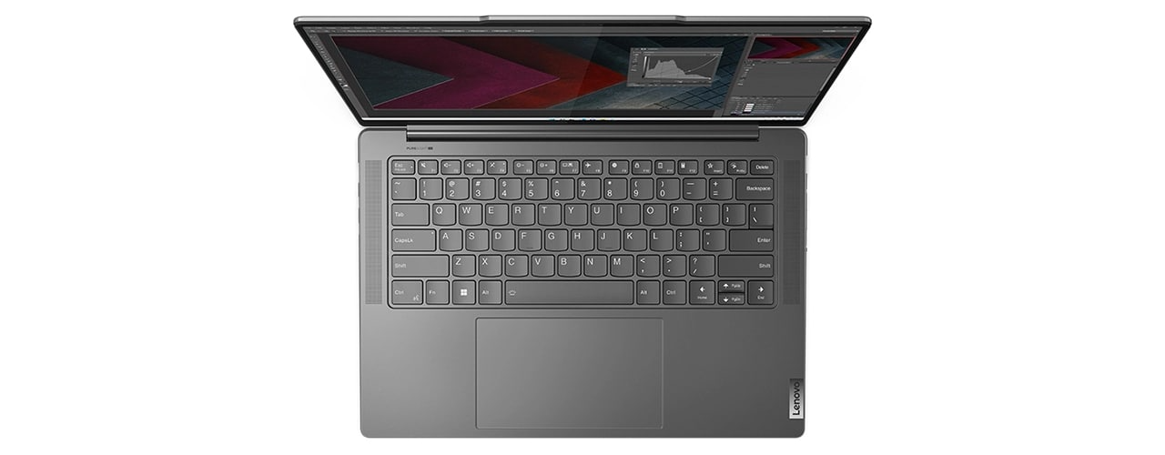 Vue de dessus du portable Yoga Pro 7i Gen 8 avec un logiciel de montage photo ouvert sur l’écran