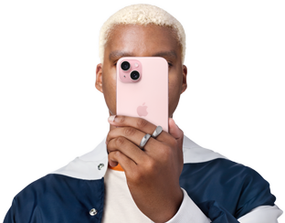 Une personne tient un iPhone 15 devant son visage pour dissimuler son identité
