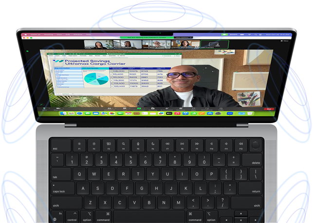 MacBook Pro entouré de cercles concentriques bleus pour suggérer la sensation 3D que procure l'Audio spatial. À l'écran, une personne utilise la fonctionnalité Incrustation de l'intervenant lors d'une visioconférence Zoom pour apparaître devant le contenu qu'elle est en train de présenter.