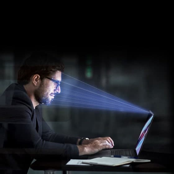 [Notes&nbsp;: dépend de l'image choisie par PIC] Un faisceau lumineux est projeté sur le visage d'un homme, indiquant que son visage est scanné par la caméra IR de l'ordinateur portable.