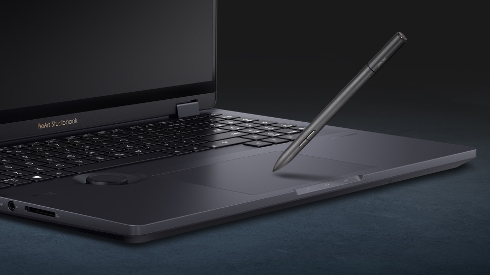 Un stylet dessine sur un ProArt Studiobook Pro